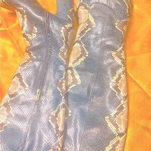 Teal color ,,,
Enough said ~